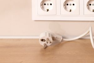 Le mystère de la fonction du trou sur les fiches électriques enfin dévoilé