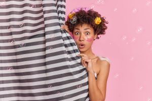 Astuces et conseils pour nettoyer et laver un rideau de douche