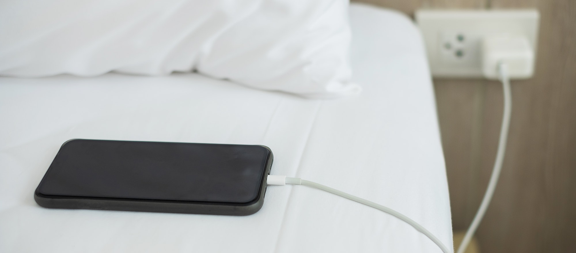 Attention à l'été ! Voici pourquoi il ne faut pas charger son téléphone la nuit