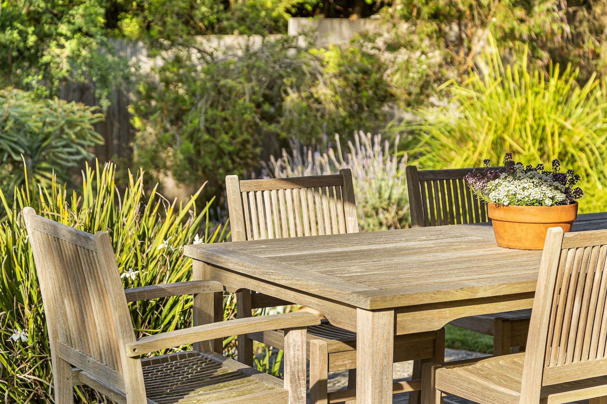 Bois, fer, plastique : décryptez les mystères pour choisir la table de jardin parfaite