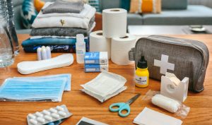 Les indispensables d'une trousse de secours estivale pour des vacances sereines