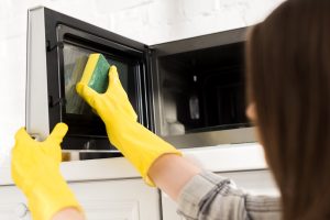 Voici 4 techniques efficaces pour nettoyer son micro-ondes