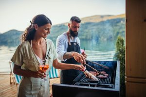 Barbecue ou plancha : le duel des champions de l'été