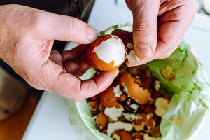 Découvrez la meilleure astuce pour peler les œufs durs