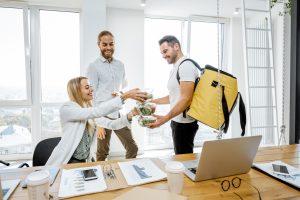 Le dilemme du déjeuner au travail : Collègues ou en solo ?