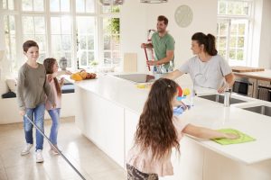 Voici un guide pour impliquer les enfants dans les tâches de la maison