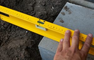 Trucs et astuces pour niveler un terrain à la main