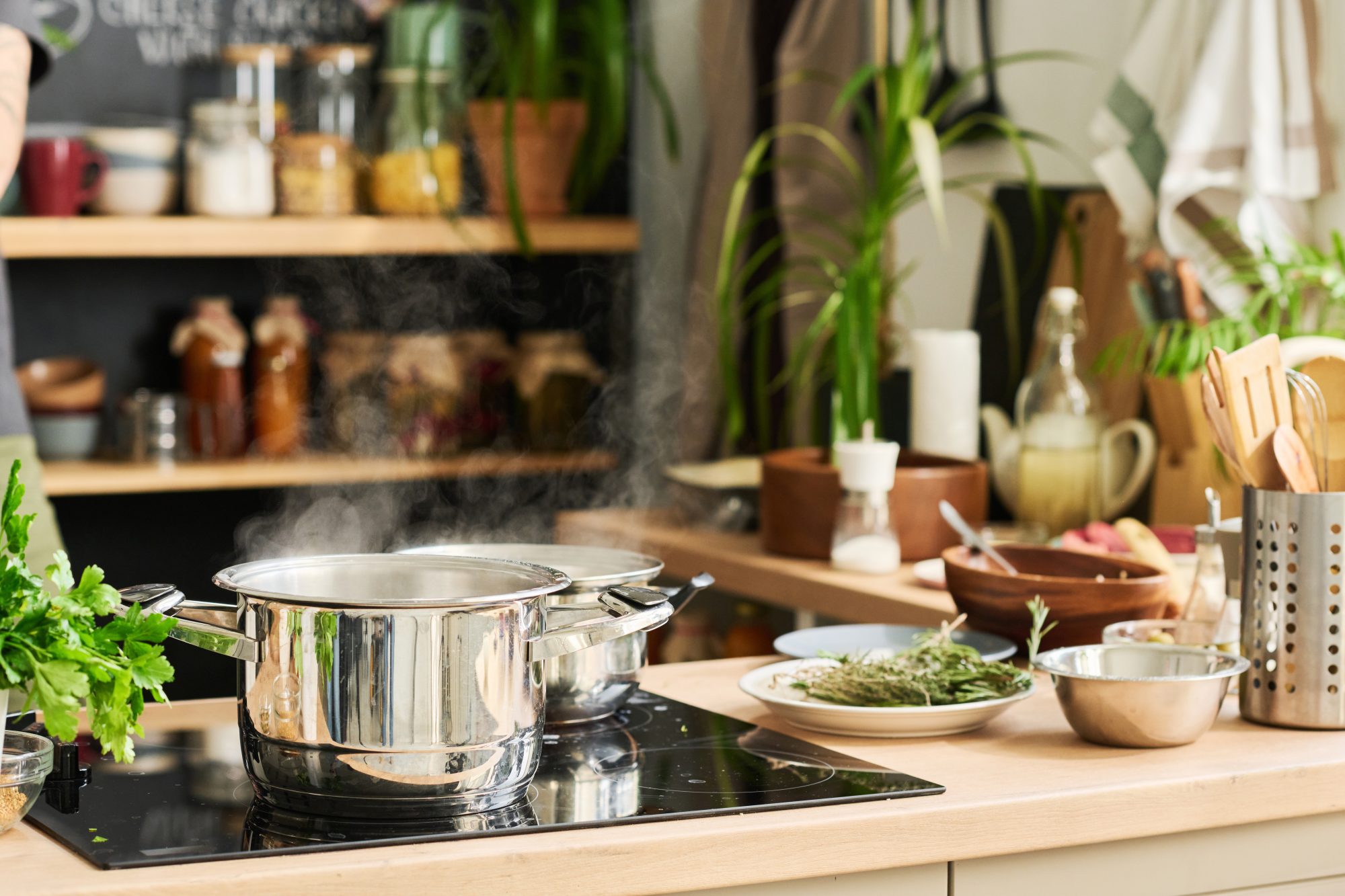 Découvrez l'astuce du bol de vinaigre près de votre cuisinière
