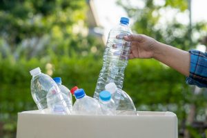 Le plastique et l'eau du robinet : une combinaison problématique