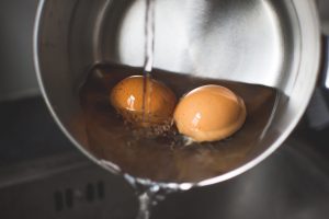 Voilà pourquoi est-il crucial de plonger vos œufs dans un verre d'eau avant de les cuisiner