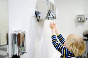 Le séchage des mains à l'air chaud : une pratique à reconsidérer