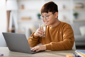 Vrai ou faux : Boire de l'eau calme vraiment la faim ?