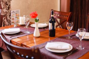 Les mystères de la table : Pourquoi la fourchette à gauche et le couteau à droite ?