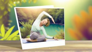 Une femme en posture de yoga, étirant son dos dans un environnement apaisant.