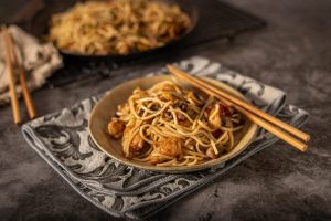 Essayez cette recette savoureuse des nouilles au poulet prête en 20 minutes
