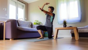 Une personne faisant du yoga ou de l'exercice dans son salon.