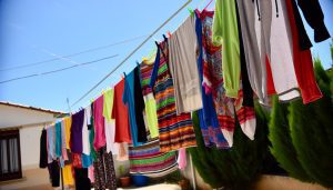 Des vêtements colorés suspendus à une corde à linge à l'extérieur par une belle journée ensoleillée.