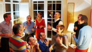 Soirée animée entre amis à la maison