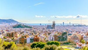 Une vue panoramique de la ville de Barcelone avec la Sagrada Familia et le parc Güell en arrière-plan.