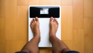 un homme se pèse sur une balance