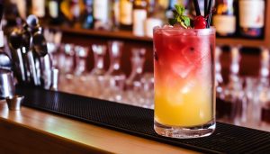 La Magie des bars : Pourquoi les cocktails y sont plus savoureux