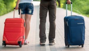 un couple de voyageur avec valises