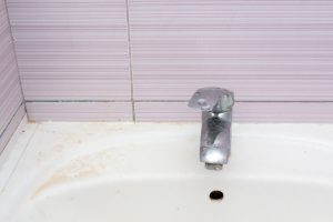 Découvrez l’astuce simple pour éliminer les moisissures de votre salle de bain
