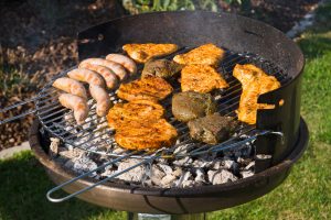 Charbon ou allumage instantané pour votre barbecue : voici les avantages et inconvénients